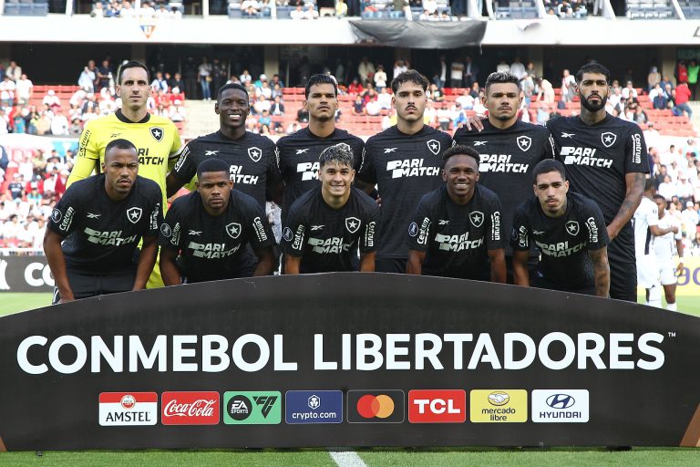 Jogadores do Botafogo perfilados antes de partida pela Libertadores