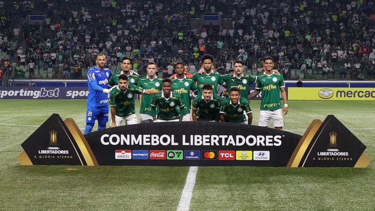 Jogadores do Palmeiras perfilados antes de partida pela Copa Libertadores da América