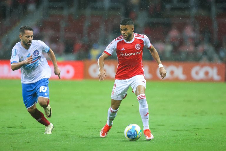 Internacional e Bahia, em campo pelo Campeonato Brasileiro