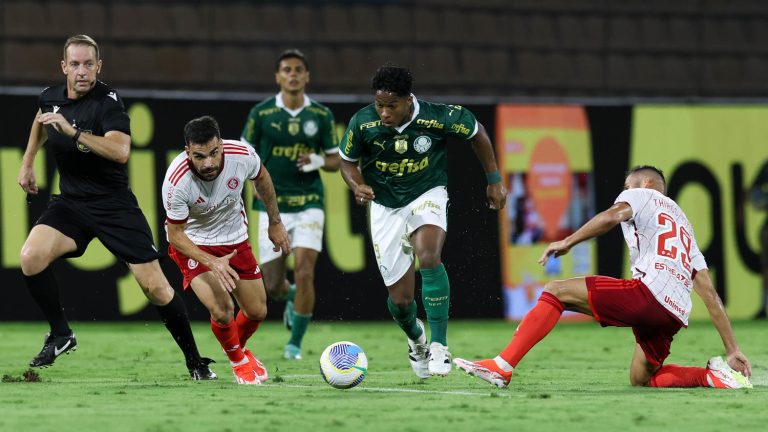 Palmeiras e Internacional, em campo pelo Campeonato Brasileiro