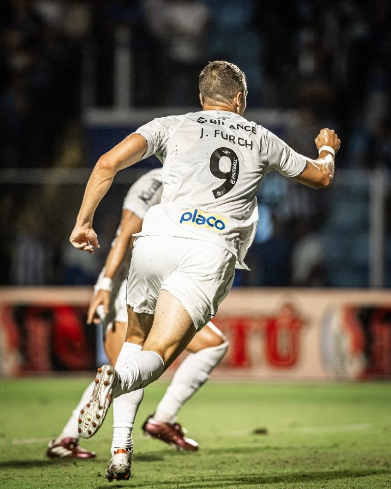 Julio Furch comemora o gol marcado contra o Avaí