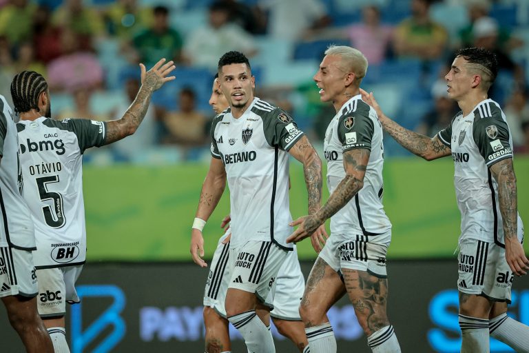 Jogadores do Galo comemoram gol contra o Cuiabá