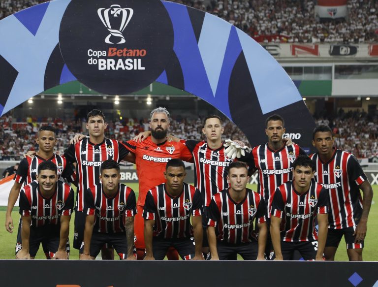 Jogadores do São Paulo perfilados antes de partida contra o Águia de Marabá