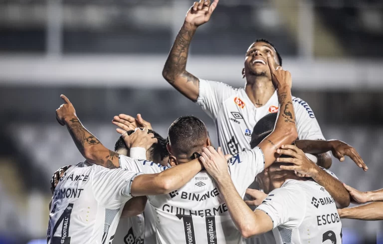 Elenco do Santos comemora gol sobre o Guarani, na Série B 2024. Foto: Raul Baretta/Santos FC