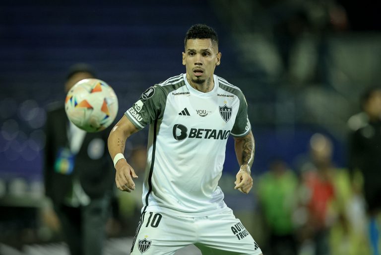 Paulinho, em campo pelo Atlético-MG