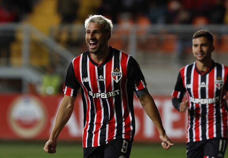 Calleri comemora o gol marcado contra o Cobresal