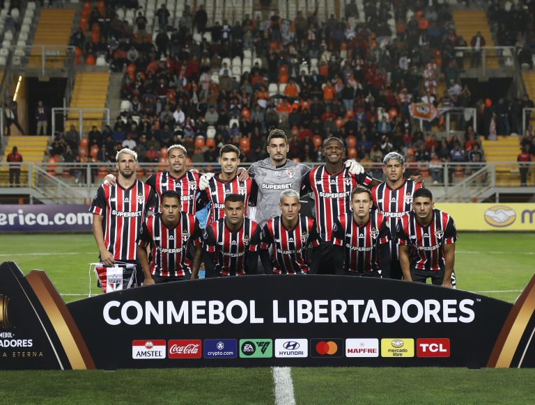 Jogadores do São Paulo perfilados antes de partida contra o Cobresal, pela Libertadores