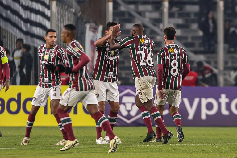 Jogadores do Fluminense comemoram o gol de Manoel, em Santiago