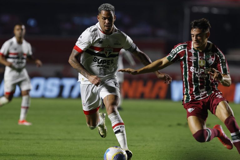 Luciano, em campo pelo São Paulo