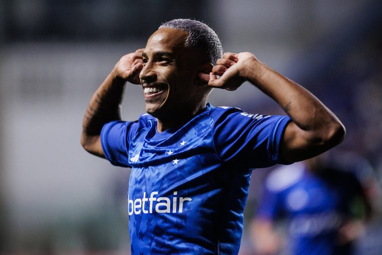 Matheus Pereira comemora gol com a camisa do Cruzeiro