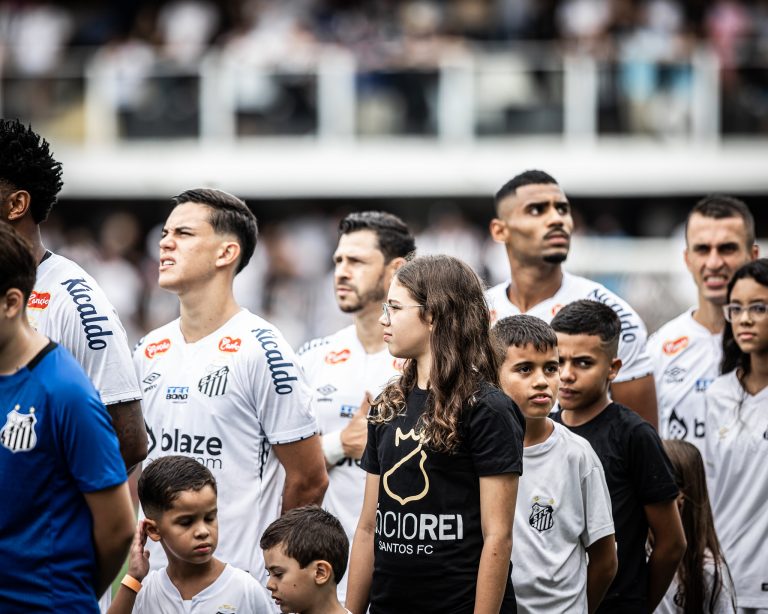 Jogadores do Santos perfilados antes da partida pela Série B