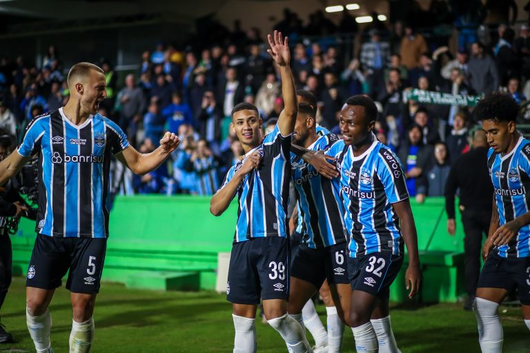 Jogadores do Grêmio comemoram um dos gols contra o The Strongest