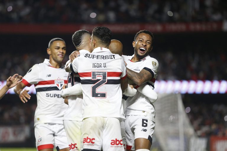 Jogadores do São Paulo comemoram gol diante do Talleres, pela Libertadores