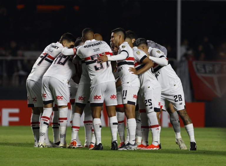 Jogadores do São Paulo antes da partida contra o Talleres