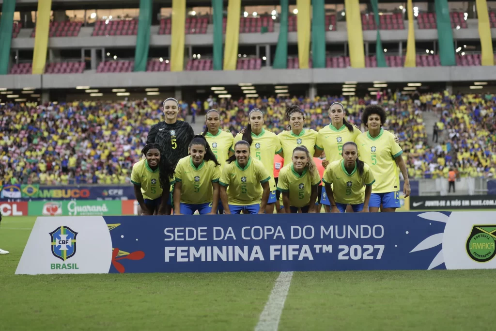 Seleção brasileira feminina homenageia Luana Bertolucci antes do amistoso contra a Jamaica. Foto: Lívia Villas Boas/CBF
