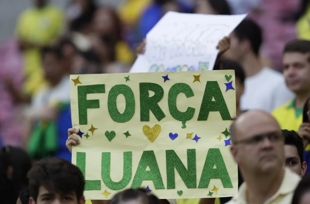 Torcida manda mensagem de apoio para Luana Bertolucci. Foto: Lívia Villas Boas/CBF