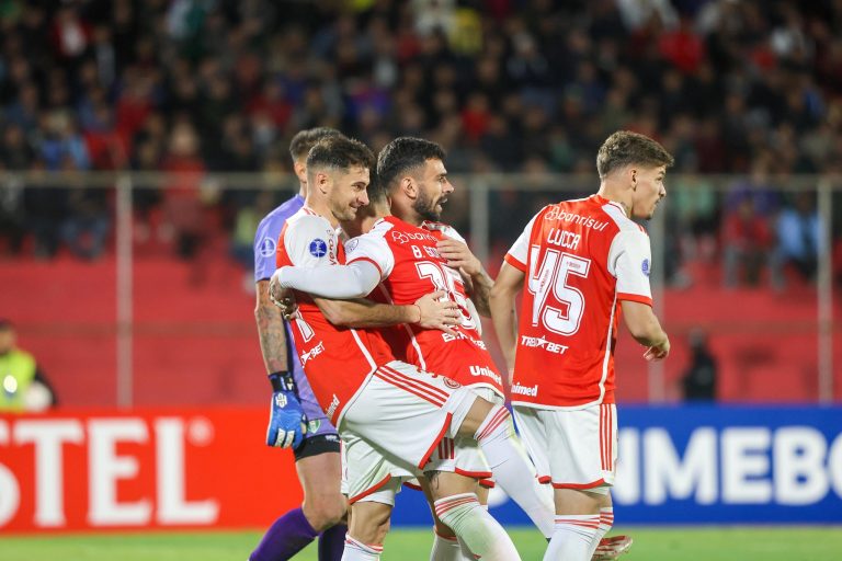 Jogadores do Internacional comemoram gol diante do Real Tomayapo