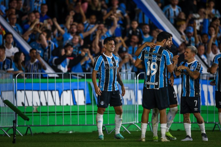 Jogadores do Grêmio comemoram gol diante do Estudiantes