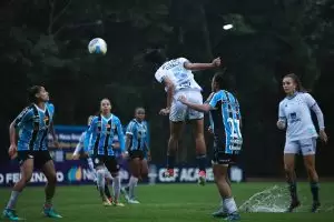 Grêmio 1 x 0 Cruzeiro, jogadoras disputam bola na partida válida pela 13ª rodada do Brasileirão Feminino 2024. Foto: Gustavo Martins/Cruzeiro