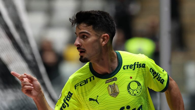 Flaco López comemora gol com a camisa do Palmeiras