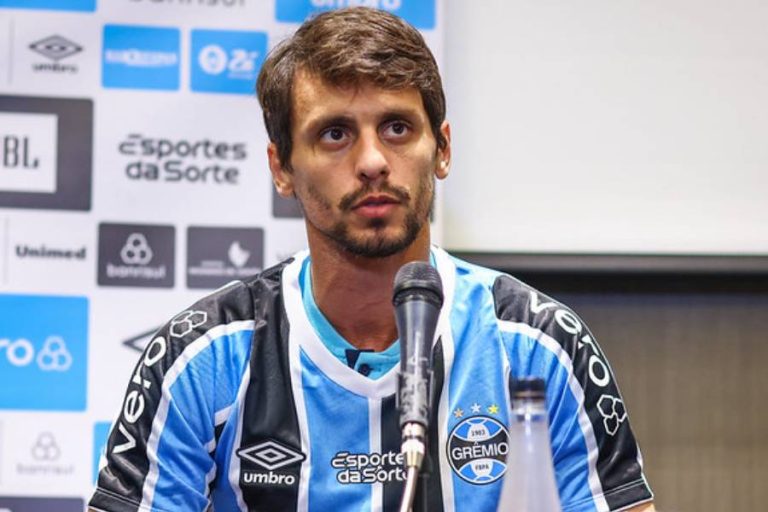 Rodrigo Caio brinca sobre lesões no joelho e se coloca à disposição para jogar no Grêmio