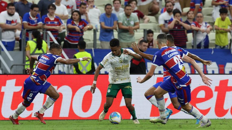 Fortaleza e Palmeiras, em campo pelo Campeonato Brasileiro