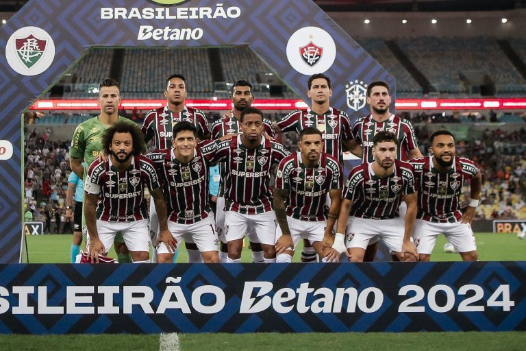 Jogadores do Fluminense perfilados antes de partida contra o Vitória