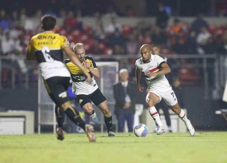 São Paulo e Criciúma, em campo pelo Campeonato Brasileiro