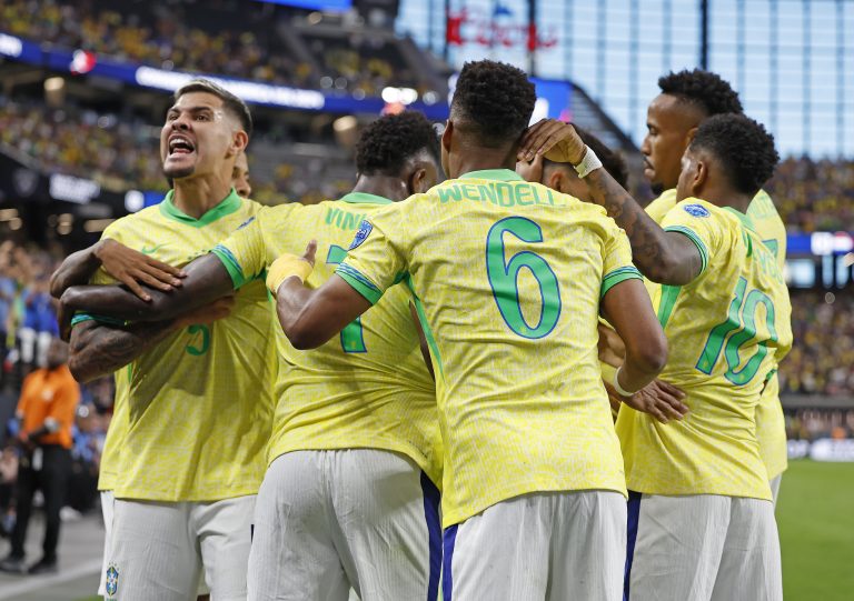 Jogadores do Brasil comemoram gol diante do Paraguai