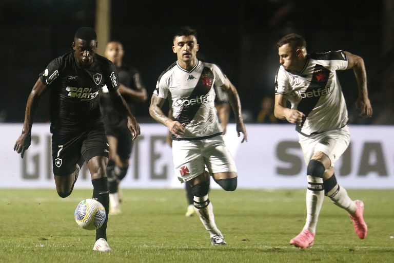 Vasco e Botafogo, em campo pelo Brasileirão