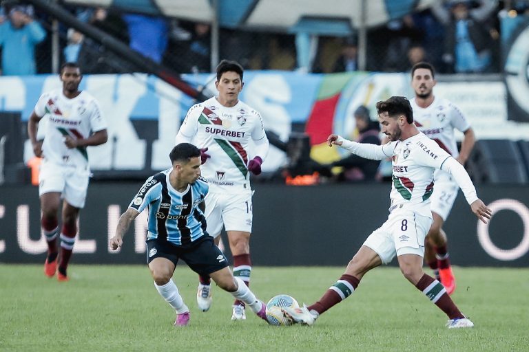 Grêmio e Fluminense, em campo pelo Campeonato Brasileiro