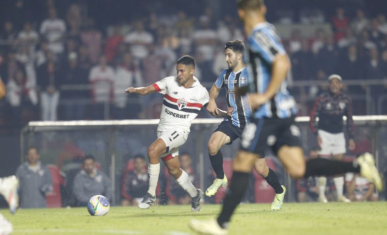 São Paulo e Grêmio, em campo pelo Campeonato Brasileiro