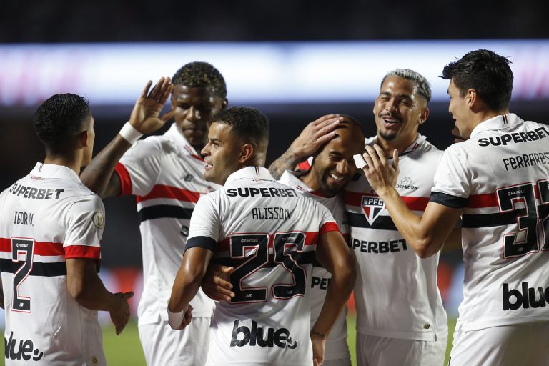 Jogadores do São Paulo comemoram o gol de Lucas contra o Grêmio