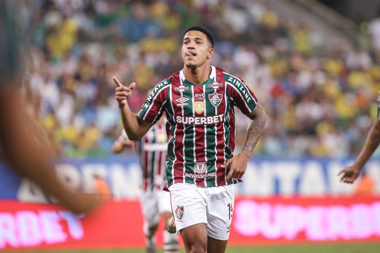 Kauã Elias comemora o gol marcado diante do Cuiabá