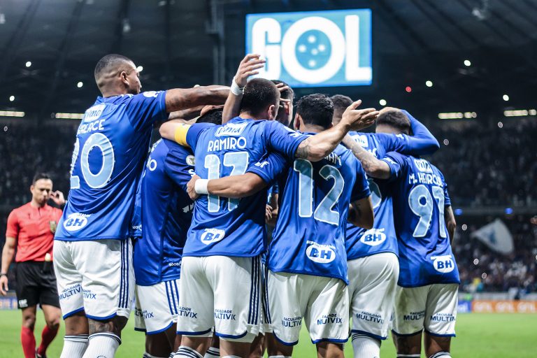 Jogadores do Cruzeiro comemoram gol contra o Juventude