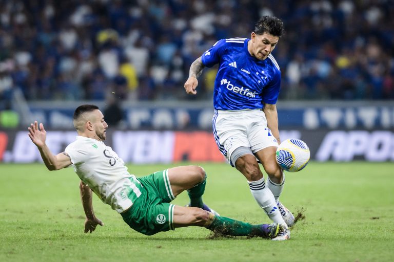 Cruzeiro e Fluminense, em campo pelo Campeonato Brasileiro