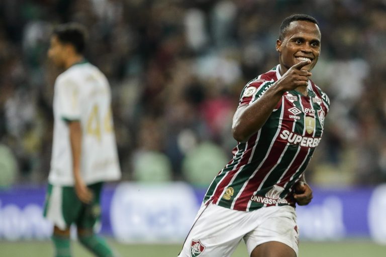 Jhon Arias comemora o gol marcado diante do Palmeiras