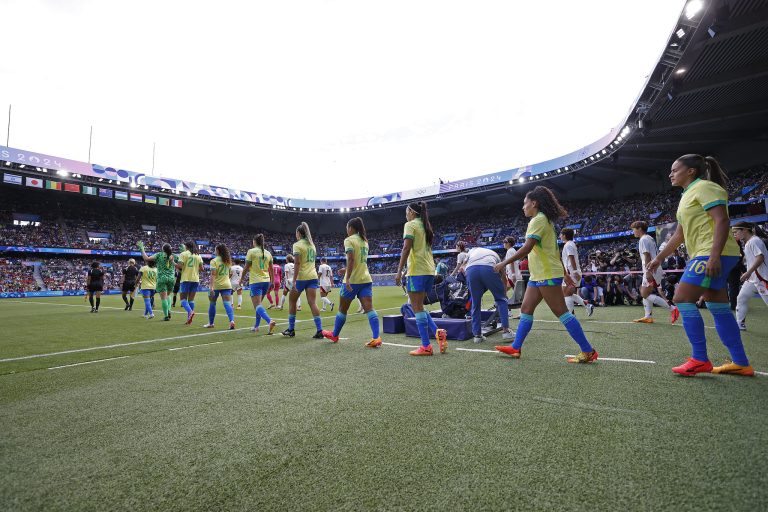 Seleção brasileira sobe ao gramado do Matmut Atlantique