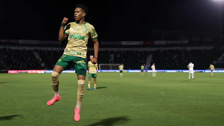 Estêvão, do Palmeiras, e torcida alviverde na goleada contra o Cuiabá, pela 24ª rodada. 5 a 0, Estádio Brinco de Ouro. Foto: Cesar Greco/Palmeiras