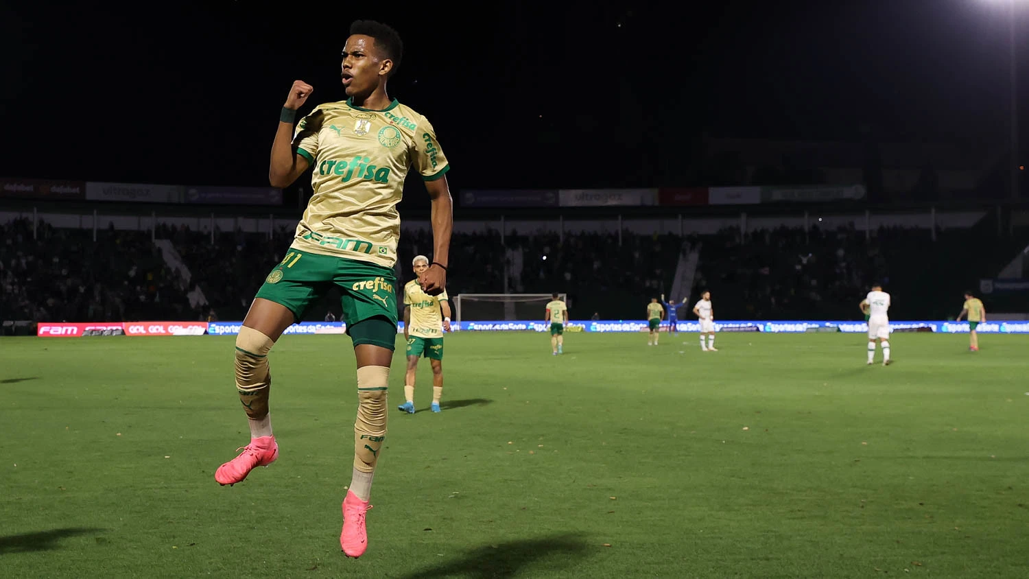 Estêvão, do Palmeiras, e torcida alviverde na goleada contra o Cuiabá, pela 24ª rodada. 5 a 0, Estádio Brinco de Ouro. Foto: Cesar Greco/Palmeira