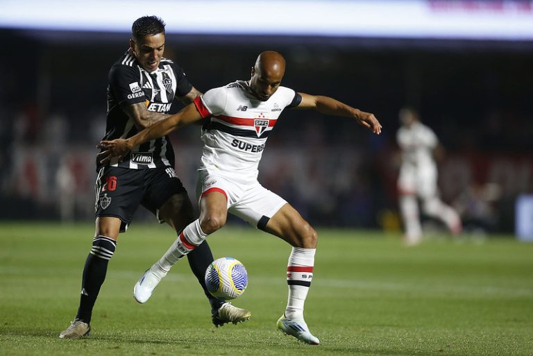 Lucas Moura em ação contra o Galo