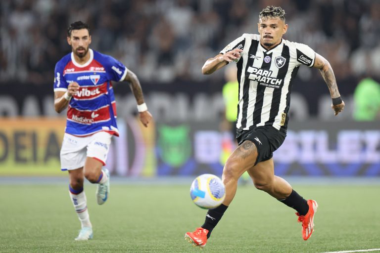 Botafogo e Fortaleza, em campo pelo Campeonato Brasileiro