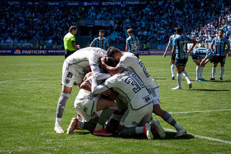 Jogadores do Galo comemoram um dos gols diante do Grêmio