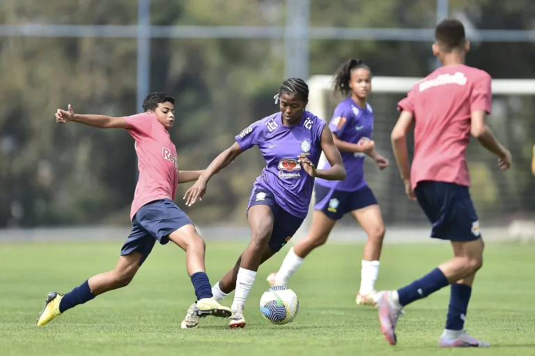 Seleção brasileira feminina sub-17 durante treino. Foto: Mauro Horita/CBF