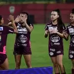 Jogadoras da Ferroviária se cumprimentam antes da semifinal do Brasileirão Feminino 2024. Foto: Rafael Zocco/Ferroviária