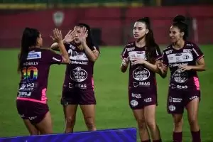 Jogadoras da Ferroviária se cumprimentam antes da semifinal do Brasileirão Feminino 2024. Foto: Rafael Zocco/Ferroviária