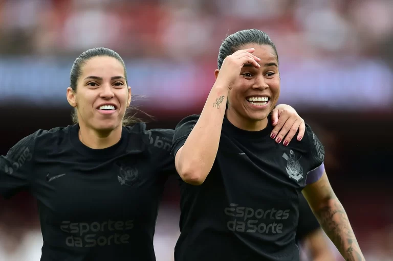 Vic Albuquerque e Millene, do Corinthians, na final do Brasileirão Feminino 2024. Foto: Staff Images/CBF