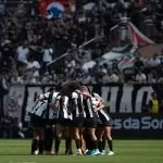 Time feminino do Corinthians, as Brabas, se reúnem em campo antes da final do Brasileirão Feminino 2024, contra o São Paulo. Foto: Staff Images/CBF