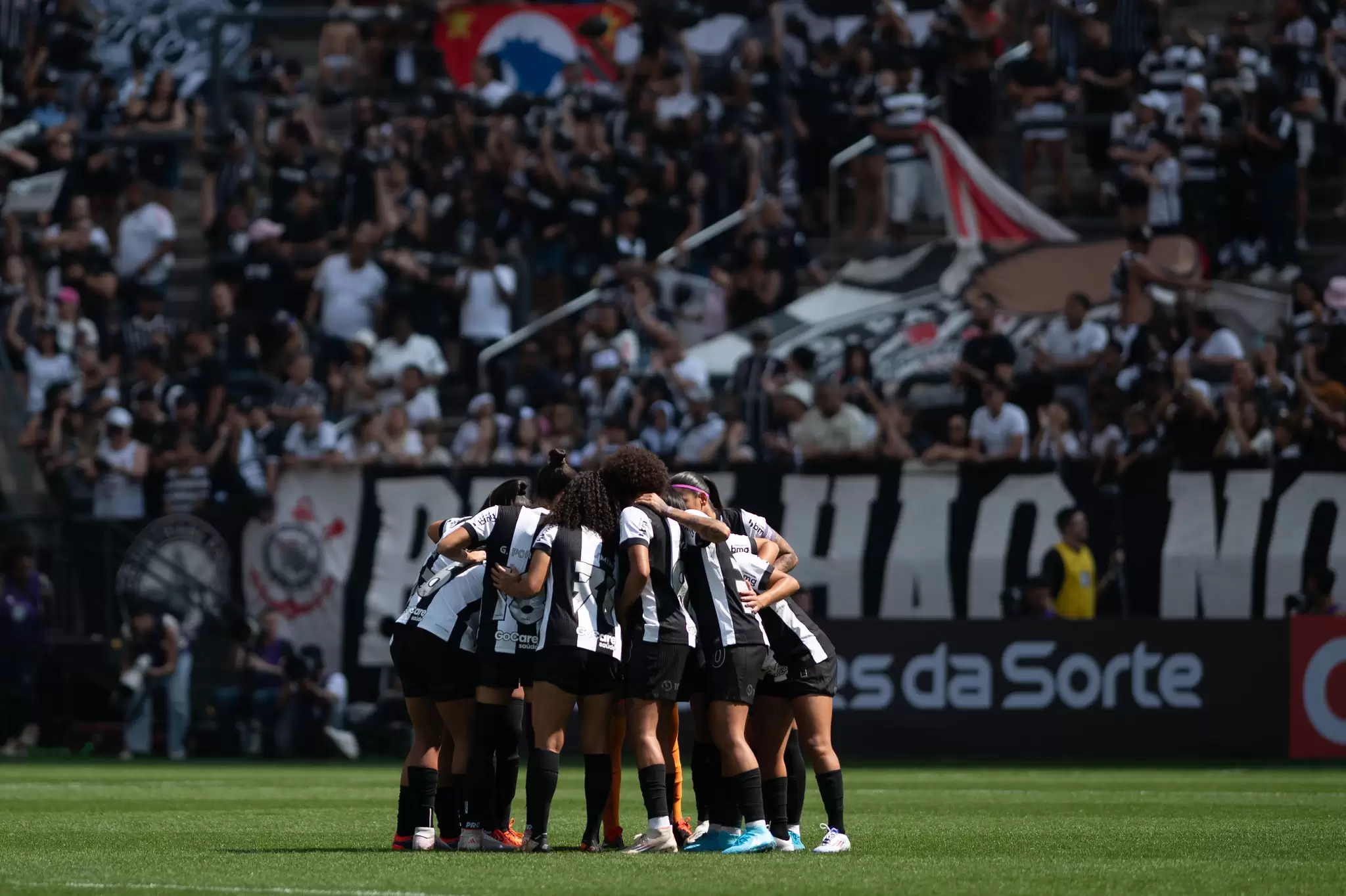 Time feminino do Corinthians, as Brabas, se reúnem em campo antes da final do Brasileirão Feminino 2024, contra o São Paulo. Foto: Staff Images/CBF