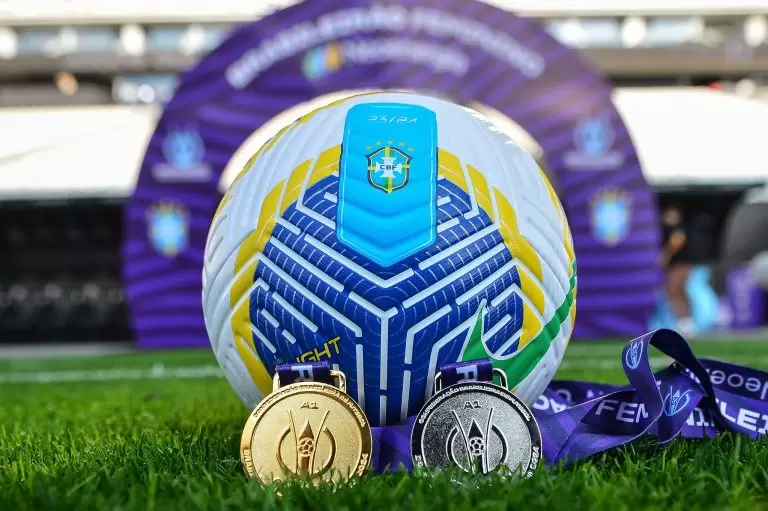 Bola e medalhas do Brasileirão Feminino 2024. Foto: Staff Images/CBF